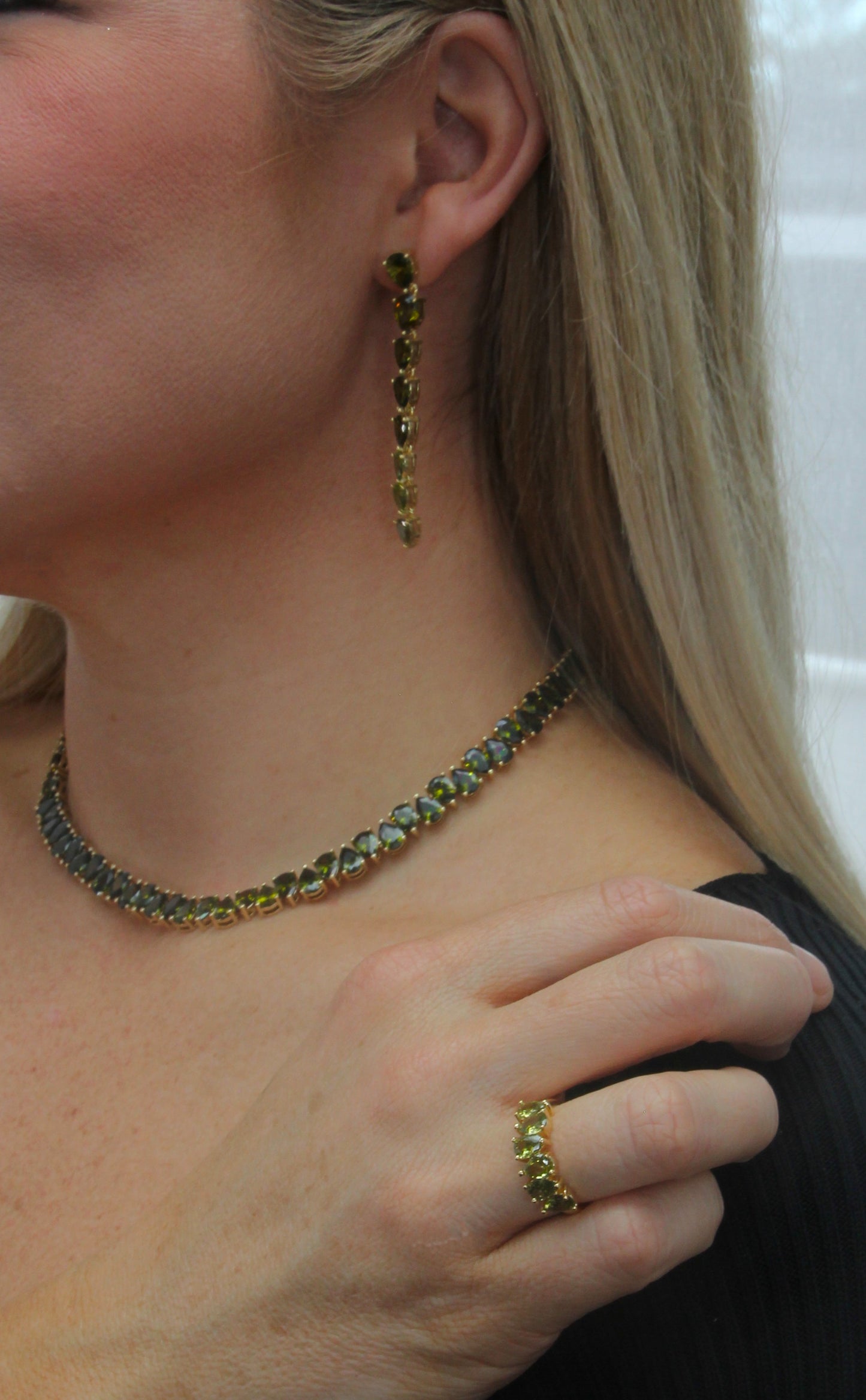 Eleganza gold choker with olive zirconia