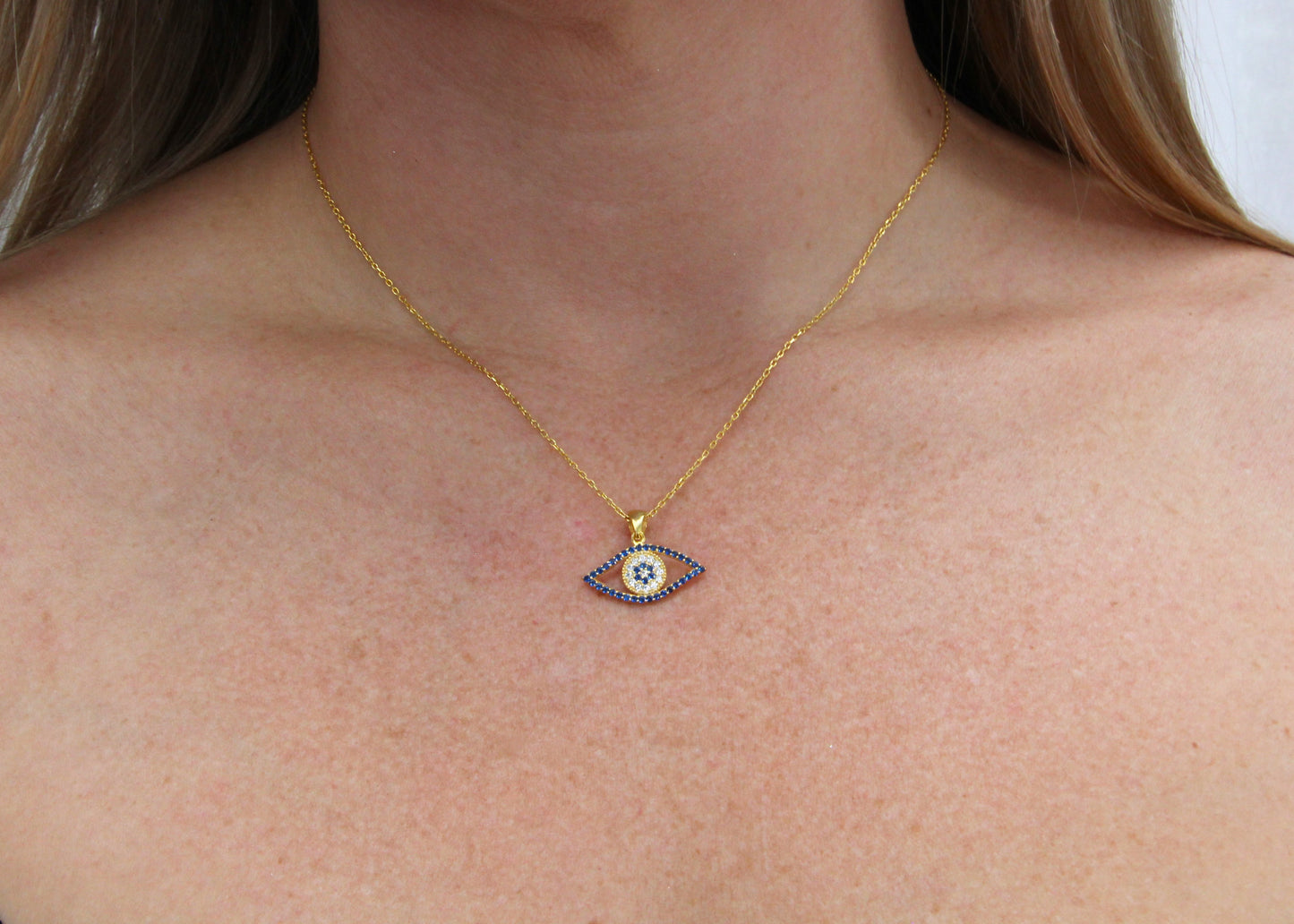 Elegant gold necklace and blue eye pendant